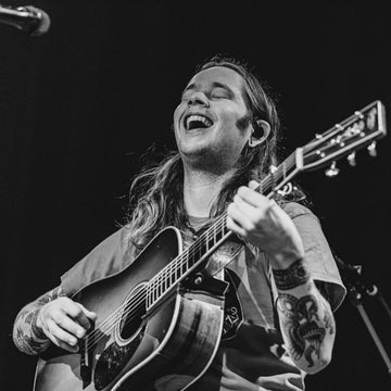 Billy Strings Teleprompter on stage to remember lyrics - Stageprompter