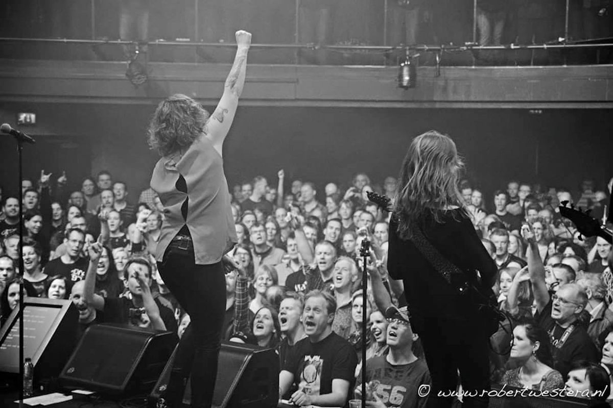 Do Singers Use Teleprompters for Lyrics on Stage? Yes, Here's Why