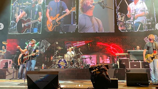 Hootie Blowfish Darius Rucker Teleprompter Lyrics on Stage